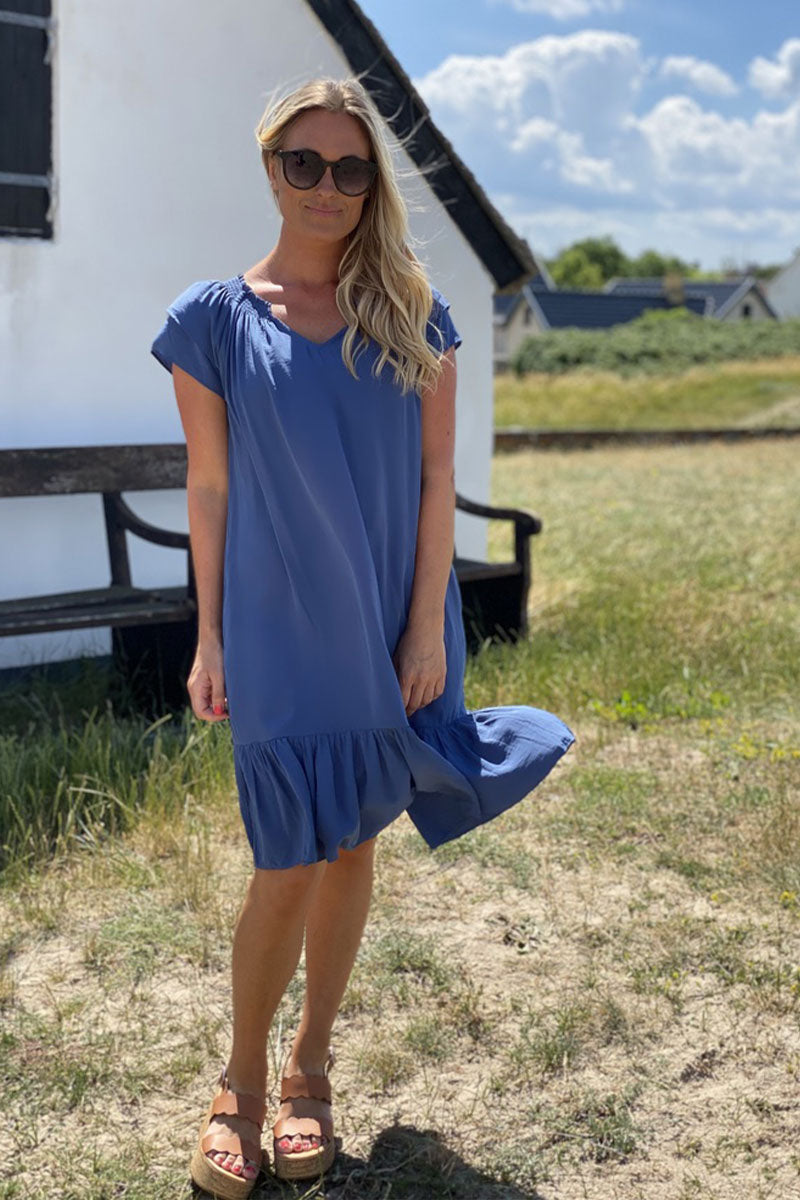 Queen | Elegant Summer Midi Dress